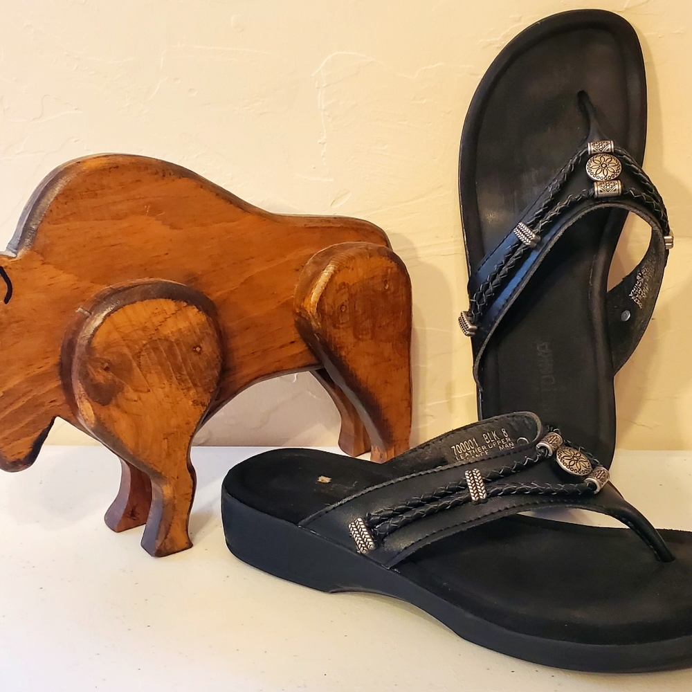 Minnetonka Silverthorne  Black Leather Thong Wedge Sandals w/Silver Accent Sz 8